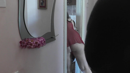 XXX-Platinum: Bella MILF in peignoir trasparente senza mutandine apre la porta...