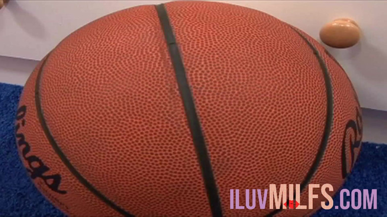 Iluvmilfs: Po basketbalu teenagerka s malými kozami šuká s výstřikem na obličej