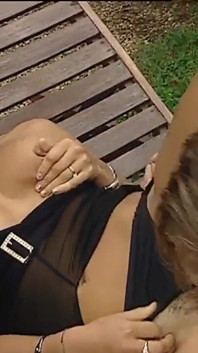 Děvka MILF Jessica Ross s chlupatou kundičkou a velkými energickými prsy je ošukaná do kundičky a chce její ústa zaneprázdněná venku