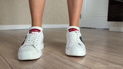 Princess Monica: Meine Turnschuhe performen und flüstern happy birthday durch tapping