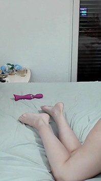 Joacă singură, cu vibratorul, față și futai în poziția capră, gemete puternice care stropesc