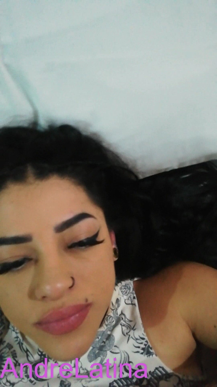 Gatita latina: A Ella Le Gusta Mamar Verga