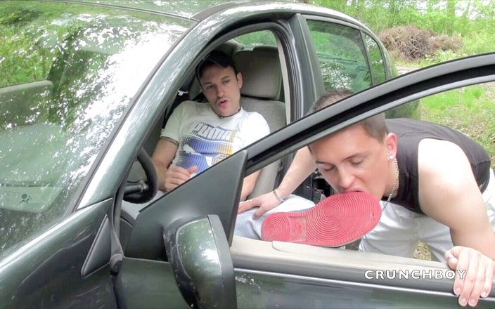 EXHIB BOYS: Два плохих паренька трахаются в машине, нюхают кроссовки