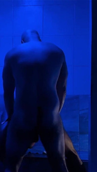 Cowok berotot ngentot cewek semok latino di ruangan sauna gay