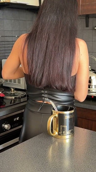 Gostosa faz xícara quente de café descalça