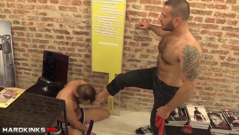 Hard Kinks: Hardkinks. Diam dan sepong kontol