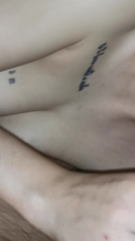 O curvă supusă oferă o muie perfectă neglijentă și un sex oral adânc în gât