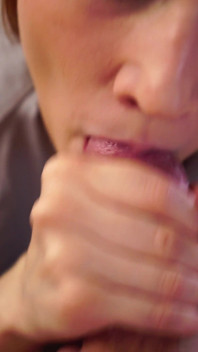 Nahaufnahme blowjob mit sperma auf dem mund
