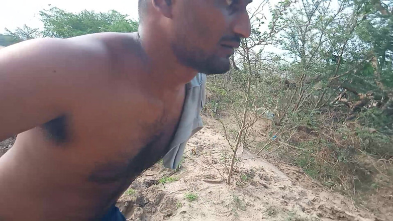 KUMBHA MANOJ KUMAR: Suor completo no rosto de garoto movendo-se na colina suor...