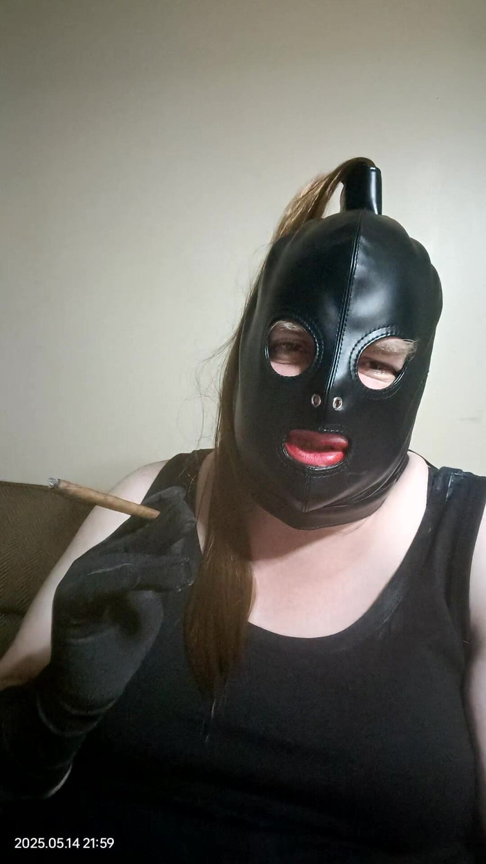 Stephanie-Nicole-TV: Een slanke Panatella-sigaar roken en ervan dromen om als Stephanie...