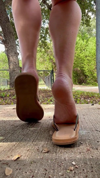 Venkovní nožní škádlení Lily Hotwife: část 2 - Líbí se ti moje chodidla a zvuky flip flop?