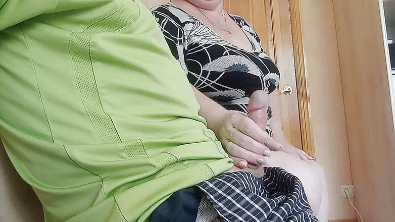 Zona901: The bitch jerks off my cock in the waiting room