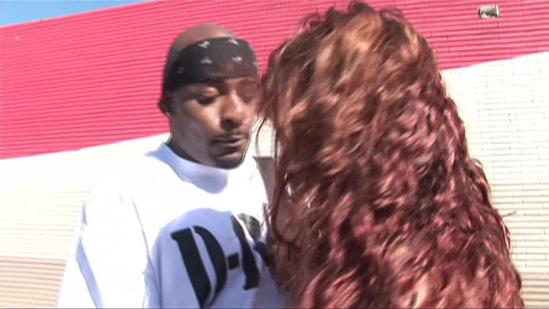 Femdom Sex: 熟女は黒い恋人を拾う