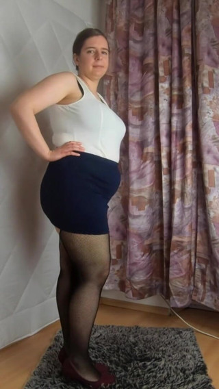 Lingerie Review: Mini falda de tacones y medias de rejilla sin censura