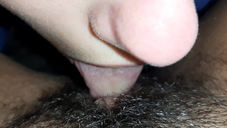 Lesbian-candys: Ich esse ihre sehr haarige muschi und bringe sie schnell...