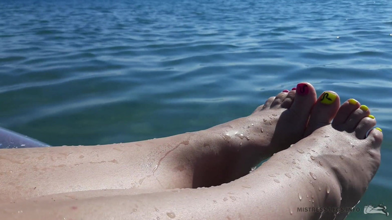 Mistress Legs: Sexy bare feet and toes on the sea