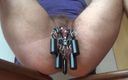 FTM hairy pussy BDSM: Punition de suspension de 470g pour une chatte poilue et charnue...