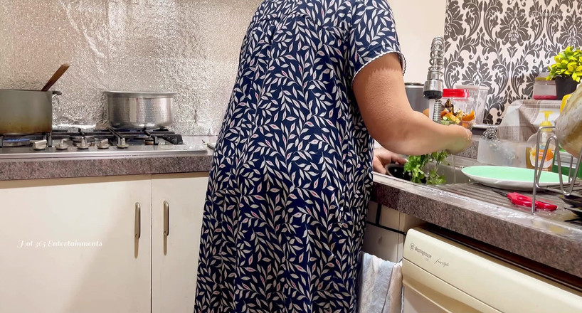 Hot 365 Entertainments: रोमांटिक भारतीय जोड़ा - सेक्सी पत्नी की रात का वियर ऊपर उठाया गया, गांड को किचन में पकड़ा गया