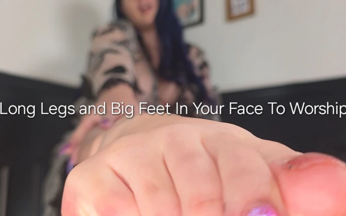 Freya Reign: Long Legs and Big Feet in Your Face to Worship