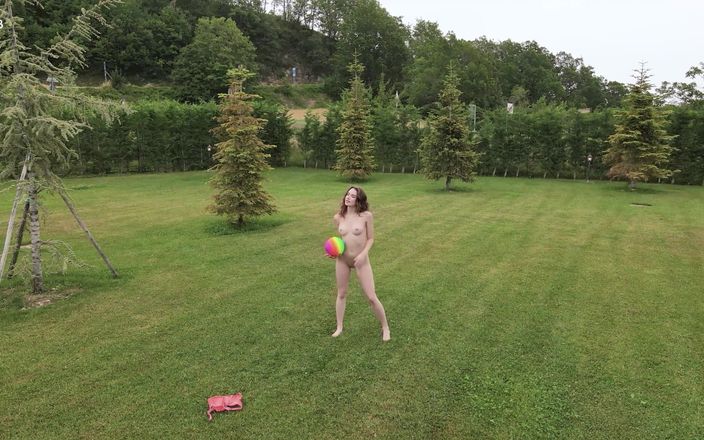 Watch for beauty: यूरोपीय मॉडल गिनीवर बहुत फ्लर्टी और चंचल है। वह एक आश्चर्यजनक मजबूत स्तन और एक खूबसूरत युवा शरीर है