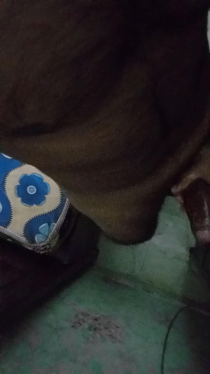 Raaz26d: Desi svalnatý chlapec si naolejoval ptáka a masturbuje před zrcadlem...