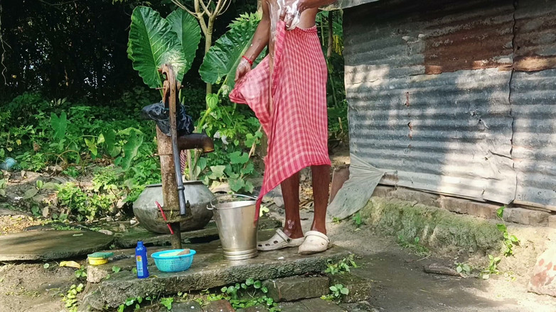Ranjit Roy: Tha Guy Is to Hot Love This Style Bath