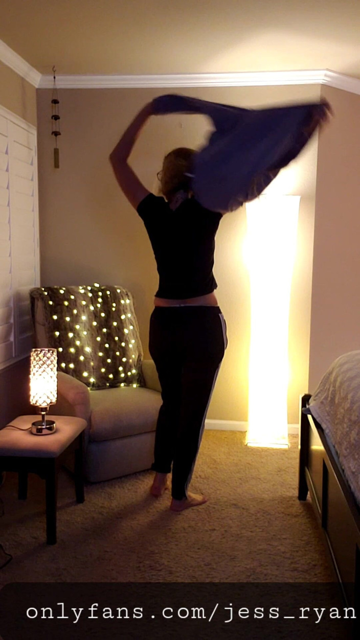 JessRyan: Hotwife MILF Camgirl Jess Ryan Striptease