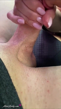 Schwanzlutschen, sabbern, handjob, eierlecken und mächtiger cumshot nach spontaner blowjob im auto - echtes amateur-paar pOV