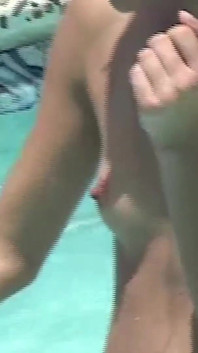 Duas amigas lésbicas com tesão ficam nuas na piscina e comem buceta uma da outra