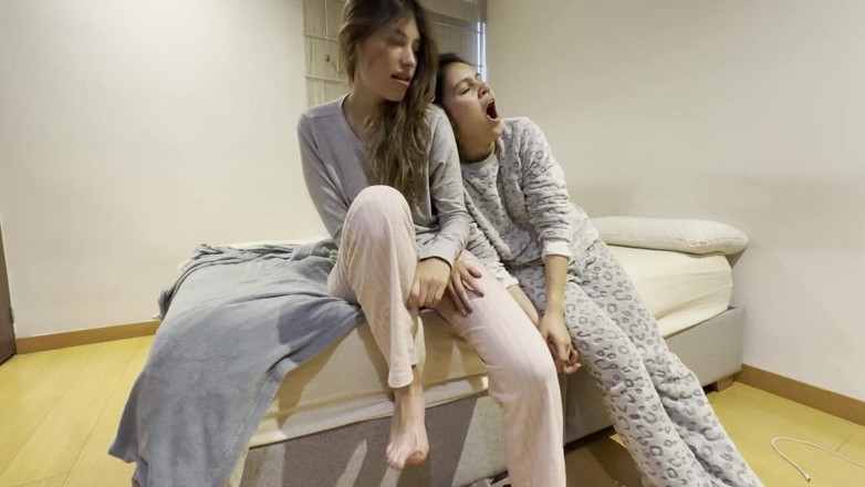 scarlettandc: Mi novia y yo nos despertamos para oler nuestros cuerpos...