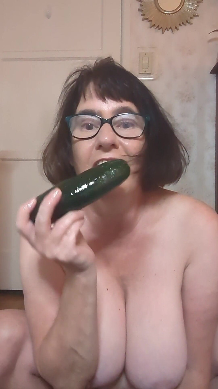 BustyBrendaxx: 내 더러운 후장을 오이로 따먹고 후 맛을 사랑해!