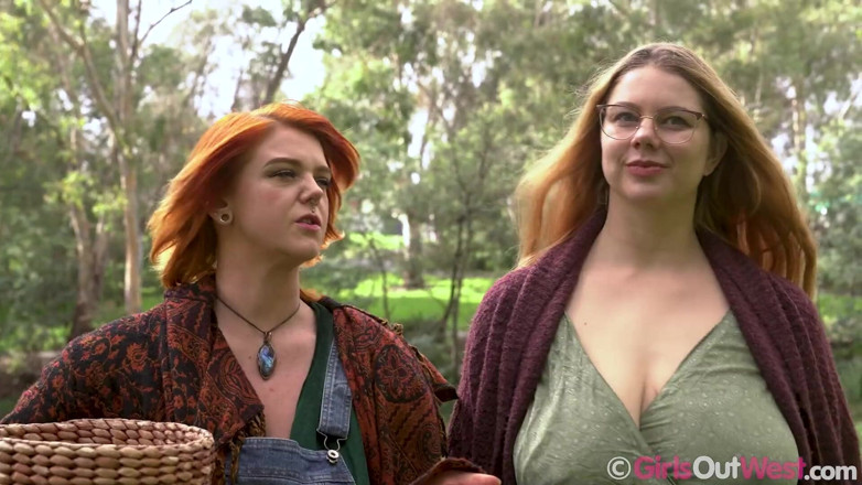 Girls Out West: Lésbicas com peitos enormes pegam cogumelos e fodem