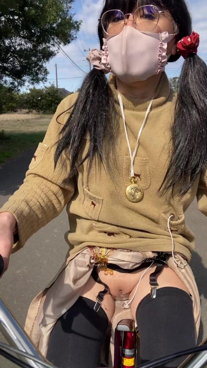 megu2002: No128 道ばたでタックおまんこ晒しとサイクリング