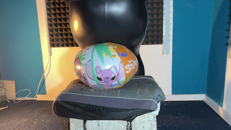 BeachBallsDuo: Lucy Sit穿着闪亮的黑色裤子弹出12 50厘米的客户选择海滩球！2相机与慢动作