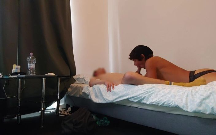 LeoTeenLatinos: Rakouská studentka poprvé zkouší gay sex