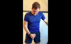 穿着短裤站起来撸管和激烈的高潮。