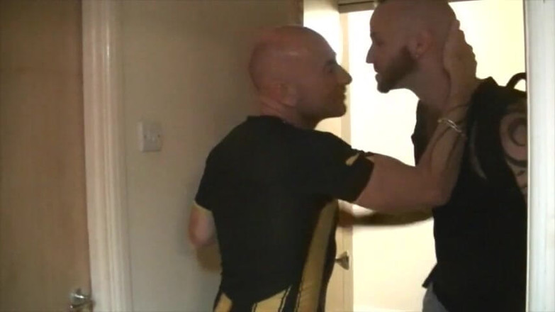 Gaybareback: 筋肉毛の男に犯される生ハメ