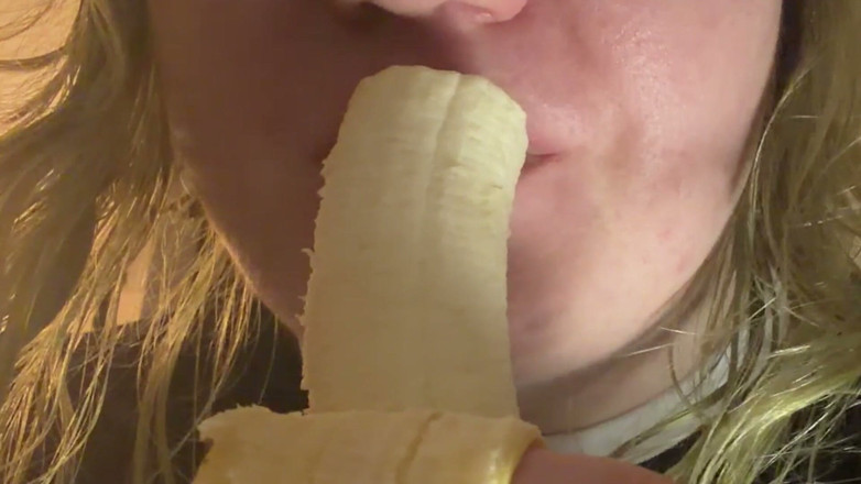 Spunk Kip: Manger sensuellement une banane