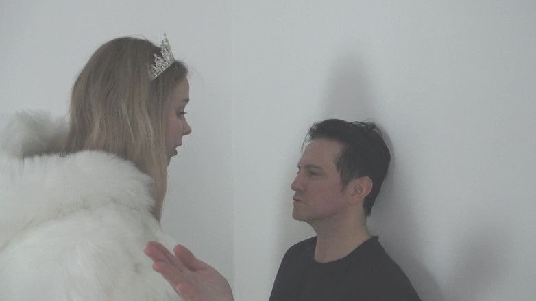 Femdom Austria: Lange Findom Train haar slaaf!