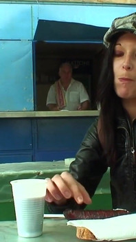 Ho perso e chiedo informazioni in questa zona in cambio di una scopata con la mia figa molto calda, molto stretta e rasata