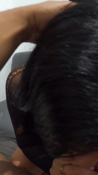 La tua sexy moglie puttana latina mi può aiutare a togliermi i vestiti e succhiare il mio grosso cazzo nero arrapato - Jhodez1