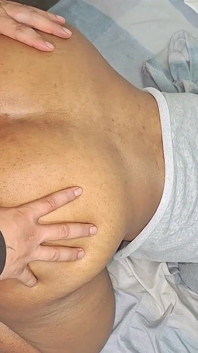내 자지 전체를 안에 느낄 때 쾌락으로 비명을 지르는 뛰어난 몸매의 풍성한 갈색 머리