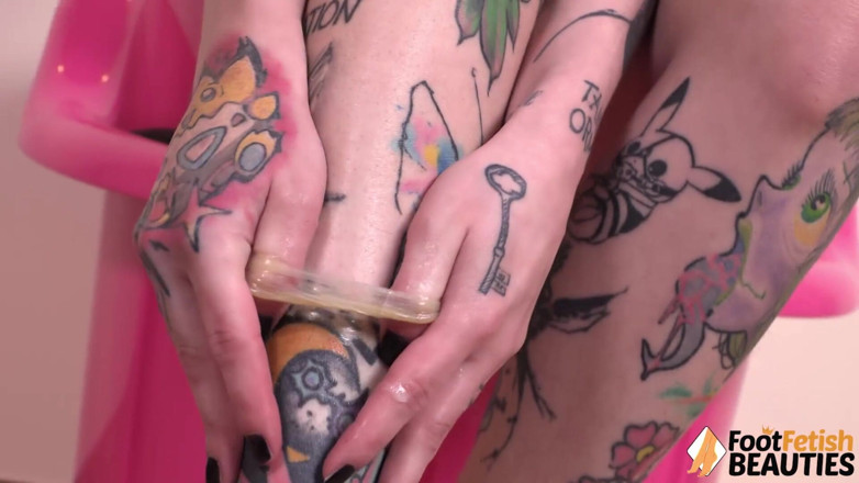 Foot Fetish HD: Niebieskie włosy Denise pokazuje swoje idealne stopy
