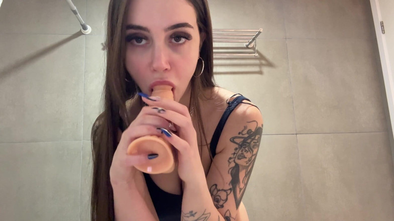 Chavitaxxx: Sucking My New Dildo