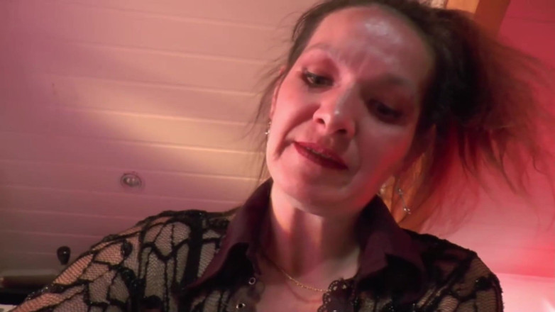 BDSM and co: Mestra Flo se desfez dessas duas submissas com as mãos...