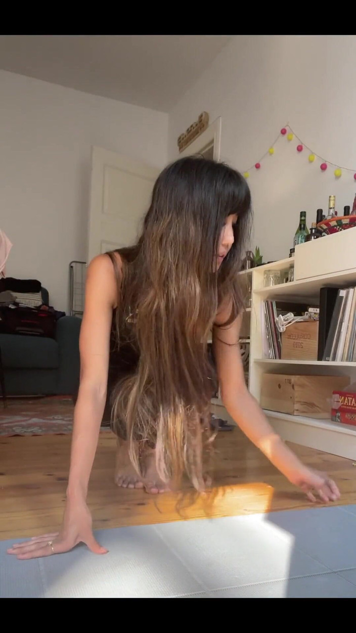 DaringKiara: 私はいくつかの新しいヨガのポーズを試していますが、私の進歩についてどう思いますか?