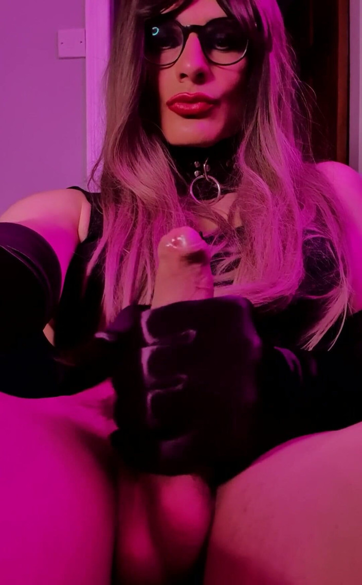 JessicaXD: Jsem tak kurevsky nadržená, punčocháče nenosím často, ale prostě se rozpustím,...