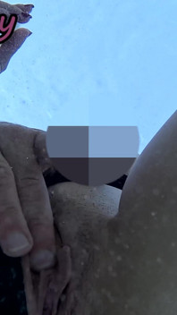Îmi expun pizda în fața unei studente în piscină și mă ajută să mă masturbez - este foarte riscant cu oamenii din apropiere