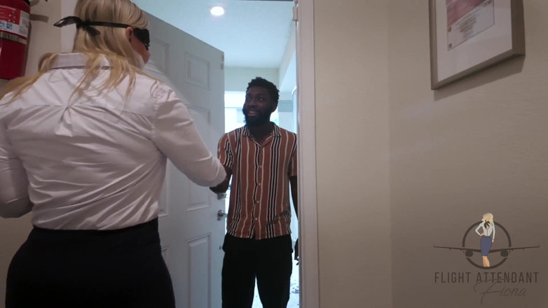 Flight Attendant Fiona: Sadece sessiz bir pijama partisi... Kadar