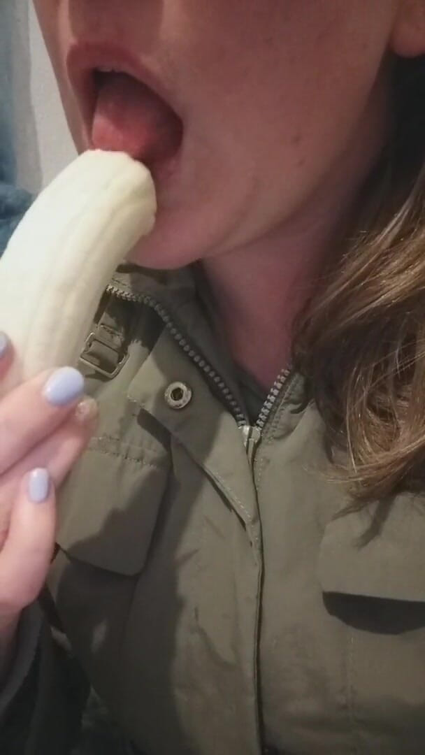 The Blue Eyed Fairy: Banan suger på nära håll